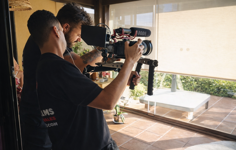 Equipo audiovisual capturando momentos de evento