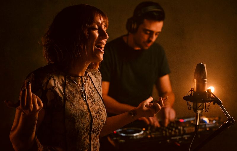 Live Duv Mix con DJ y cantante en fiesta privada en Madrid