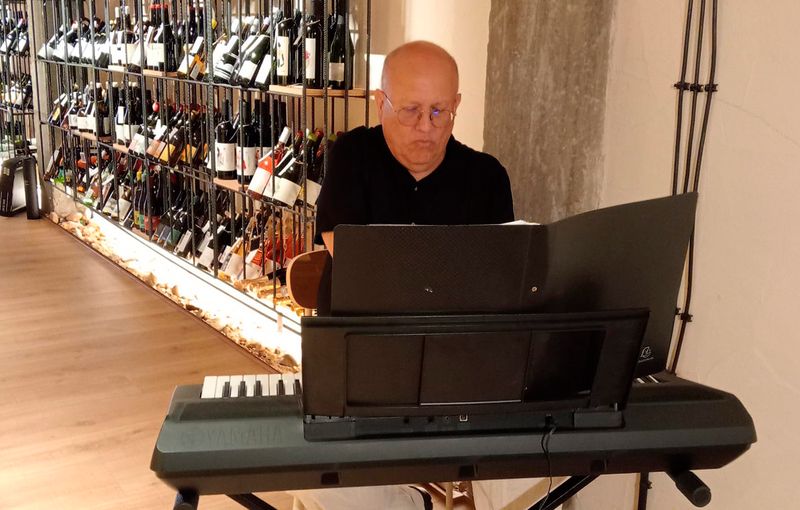 Pianista interpretando repertorio clásico en boda en Salamanca