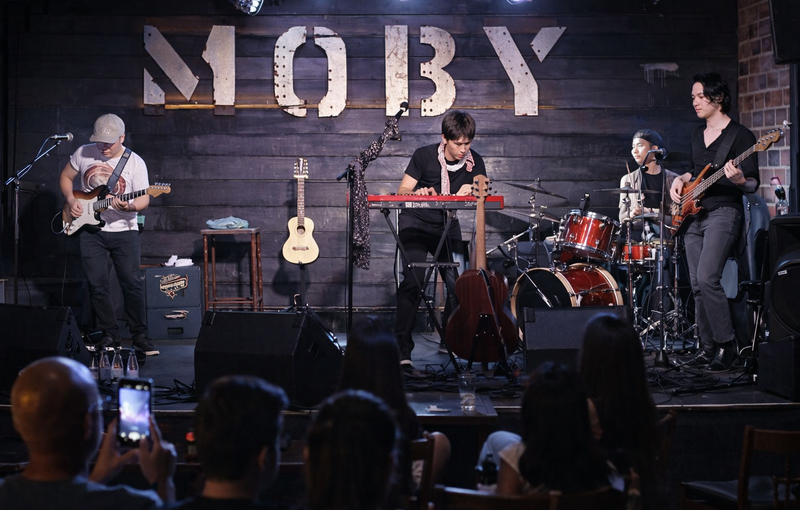 Grupo de rock pop animando evento corporativo