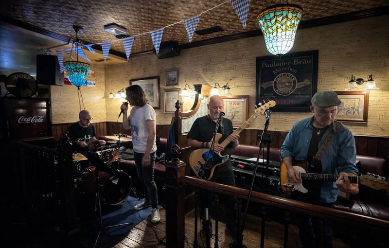 Grupo de música 80’s actuando en evento festivo en Valencia