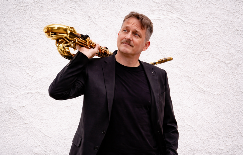 Saxofonista en directo animando cóctel de boda