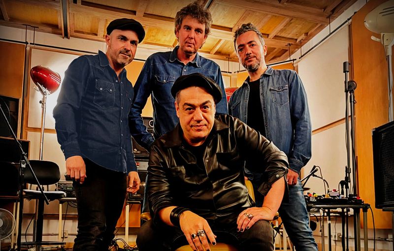 Banda de blues contemporáneo actuando en sala de conciertos