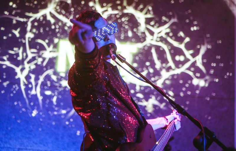 Tributo a Muse actuando en un festival de rock alternativo