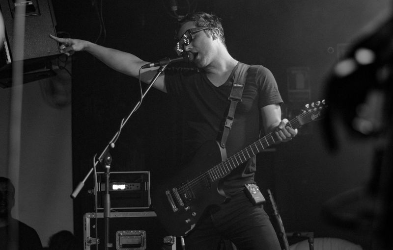 Banda tributo a Muse en formato trío durante un concierto en directo