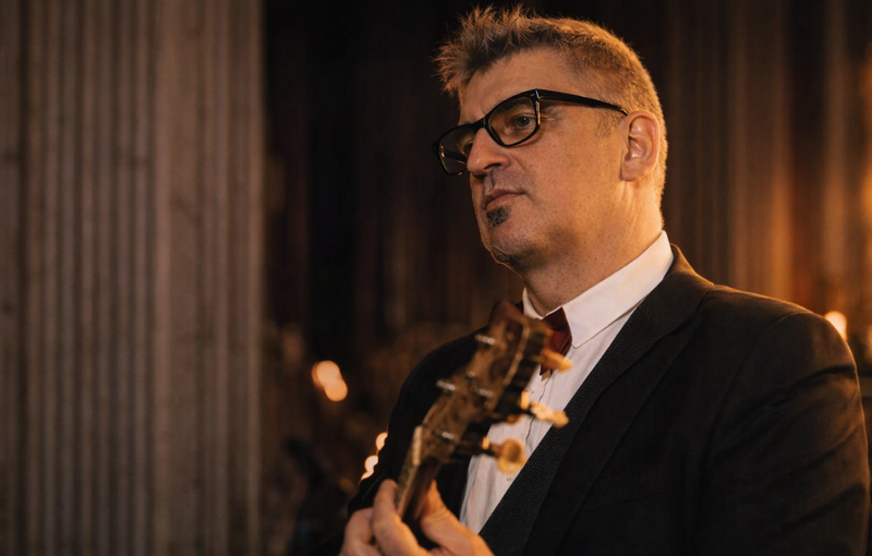 Saxofón y banda en directo para una experiencia musical sofisticada