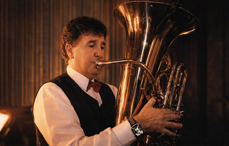 Quinteto profesional creando ambiente festivo en celebración