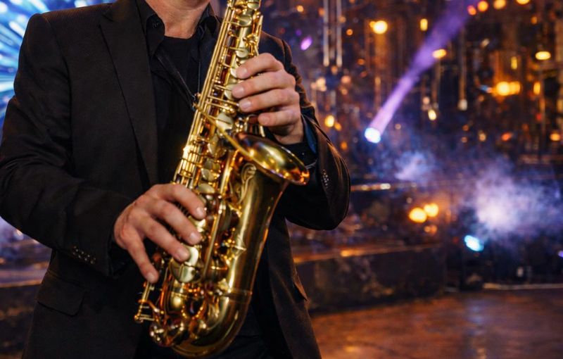 DJ con saxofonista en directo