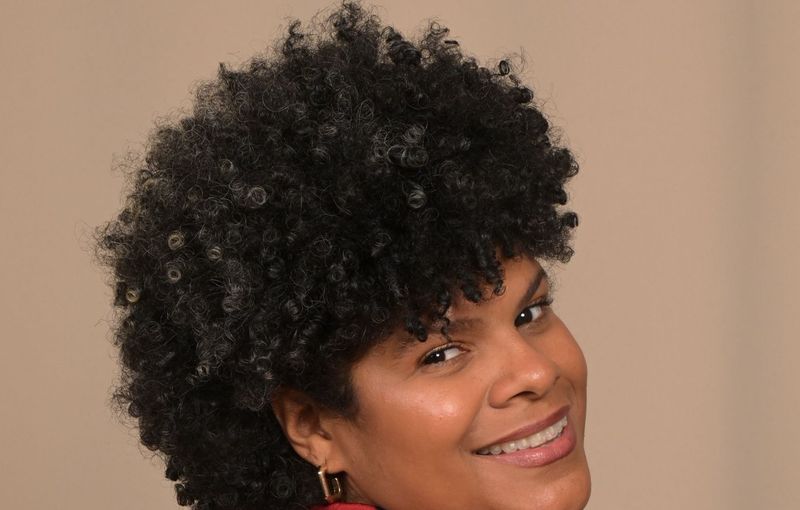 Cantante interpretando música latina en evento privado al aire libre