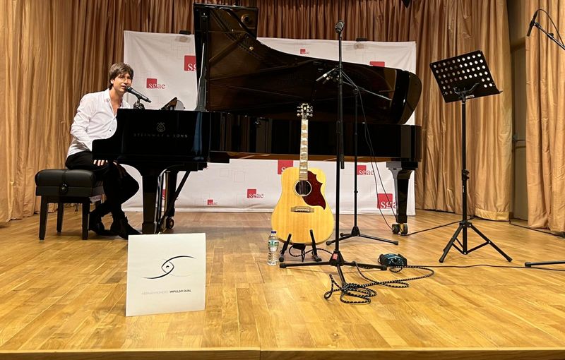 Versión acústica de clásicos del pop en banquete