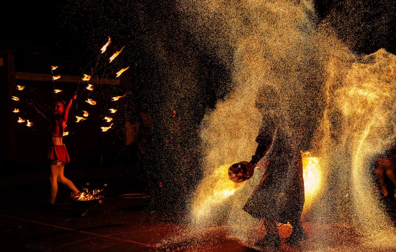 City of Wings Upside down acro svanwilde(at)pm