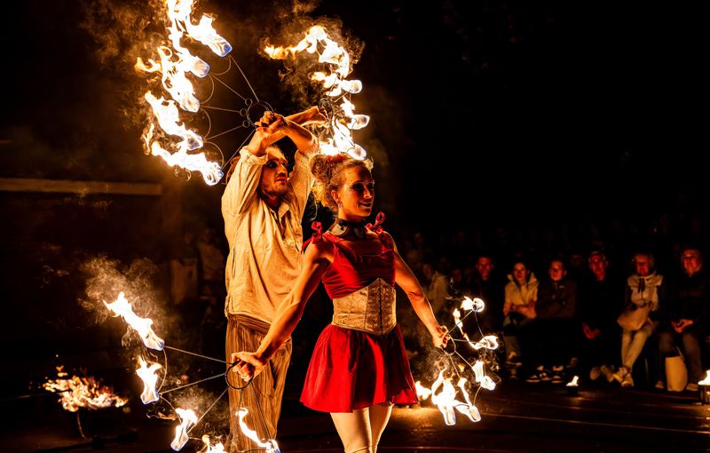 City of Wings Upside down acro svanwilde(at)pm