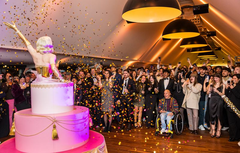 Burlesque taart act inhuren