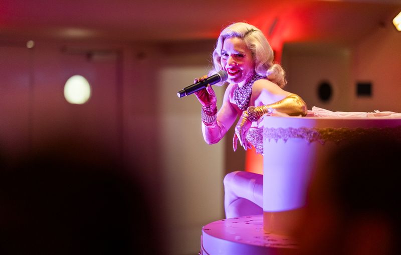 burlesque .taart act huren .jpeg