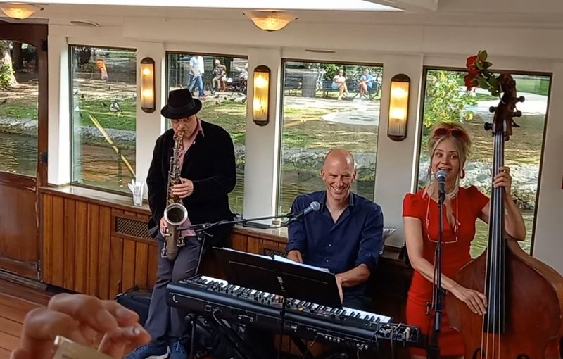 Trio Low Lady contrabas zang piano saxofoon