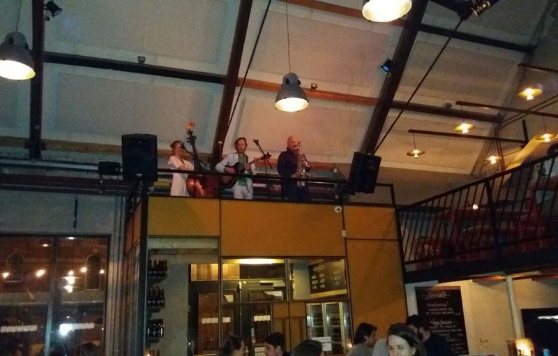 Trio Low Lady met zang gitaar contrabas saxofoon