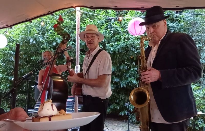 Trio Low Lady zang contrabas gitaar saxofoon Lage Vuursche